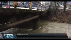 Аварійний бетонний міст у центрі Сваляви й досі не відремонтований після паводку.