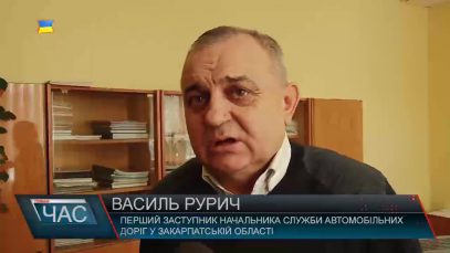 На Закарпаття вантажівки не в змозі виїхати зі снігової пастки без допомоги рятувальників