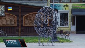 В центрі Тячева встановили величезну ковану писанку