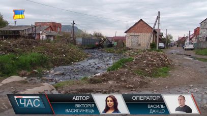 В Хусті розчищають русло місцевого потічка