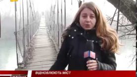 Аварійний старий дерев’яний  міст у Ворочеві ремонтують
