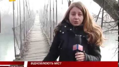 Аварійний старий дерев’яний  міст у Ворочеві ремонтують