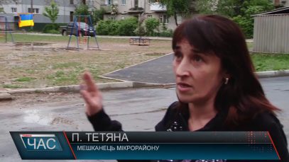 Дитячий майданчик у багнюці