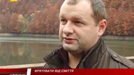 Люди кидають непотріб у водосховище