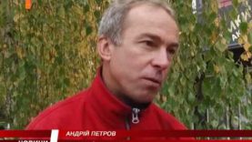 У центрі Виногадова грає вуличний музика