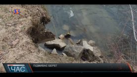 У Великоберезнянському селі Чорноголова частина берега після зсуву  поступово з’їжджає у воду