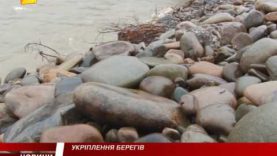 В Драгові, на Хустщині, місцеві власними силами проводять укріплення берегів