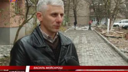 В Іршаві продовжують реставрувати дахи багатоповерхівок та ремонтувати внутрішньо-квартальні проїзди