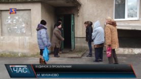 Мукачівці не можуть вийти із під’їздів багатоповерхівок сухими