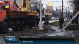 У Мукачеві водій фури пошкодив обмежувач руху