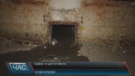 Будинок у воді та багнюці під ногами