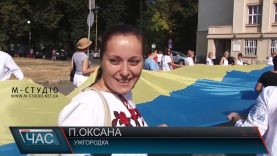 Стометровий прапор урочисто пронесли вулицями Ужгорода