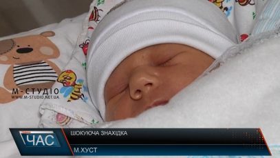 Знайдений у Хусті новонароджений хлопчик отримав ім’я і допомогу