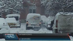 На дорогах Мукачева колапс через снігопад