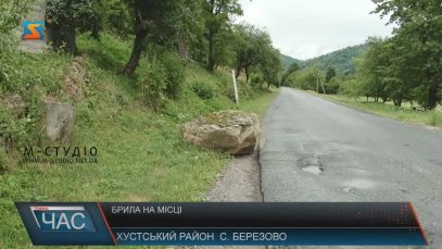 Камінь, що скотився з гори на ділянку жительки Хустщини, уже місяць не можуть прибрати