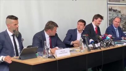 Користувачі мережі звернули увагу на дивну поведінку Зеленського в Ужгороді