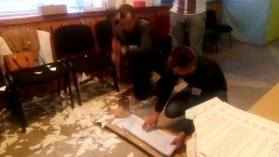 У Колочаві невикористані бюлетені гасять по-гуцульськи: сокирою