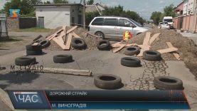 Жителі Виноградова заблокували одну з вулиць, щоб там не їздили вантажівки