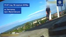 В Ужгороді патрульні не дали дівчині стрибнути з недобудови