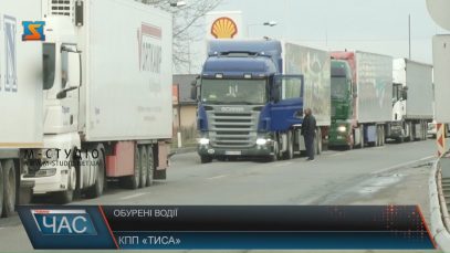 Черга вантажівок на кордоні в Чопі розтягнулася на 5 кілометрів