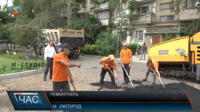 Ремонтують  двори.  Комунальники облаштовують прибудинкові території