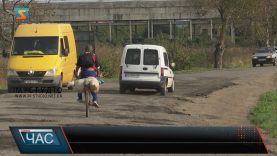 Що за суміш? В Новому Давидкові ями латають невідомо чим