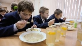 Здорове харчування дітей . Дієтологи просять чиновників прислухатися