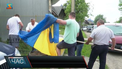 Урочисте свято. Встановили прапор