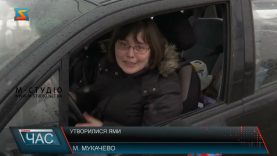 Сходить сніг, а з ним і асфальт. Утворилися ями