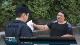 Поливають дороги