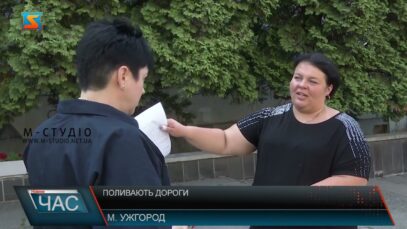 Поливають дороги