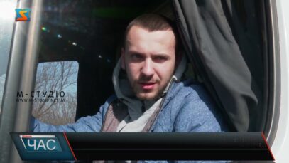 Тепер лише за наявних підстав для виїзду. Уряд припинив функціонування системи “Шлях” для водіїв, що перевозять гуманітарні вантажі. Відповідно до цих змін, виїзд таких водіїв буде можливий за загальними підставами, а не за реєстрацією в системі «Шлях». Головною новацією стало те, що обласні адміністрації та міські ради більше не матимуть змогу надавати дозволи для виїзду за межі країни. Самі ж перевізники кажуть, що зміни у функціонуванні системи негативно вплинуть на ввіз гуманітарної допомоги. Та дехто з водіїв зазначає, що вносити регуляторні зміни потрібно було і раніше. Для того аби перетнути державний кордон, чоловіки призивного віку повинні надати документи, що дають можливість закордонної поїздки. Наразі,  Мінсоцполітики, що формує політику у сфері гуманітарної допомоги, разом з Міноборони розробляють  механізм виїзду за гуманітарними вантажами військовозобов’язаними чоловіками.